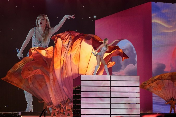 Taylor Swift durante su actuación en la gira ‘Eras Tour’ en el Tokyo Dome, Tokio.