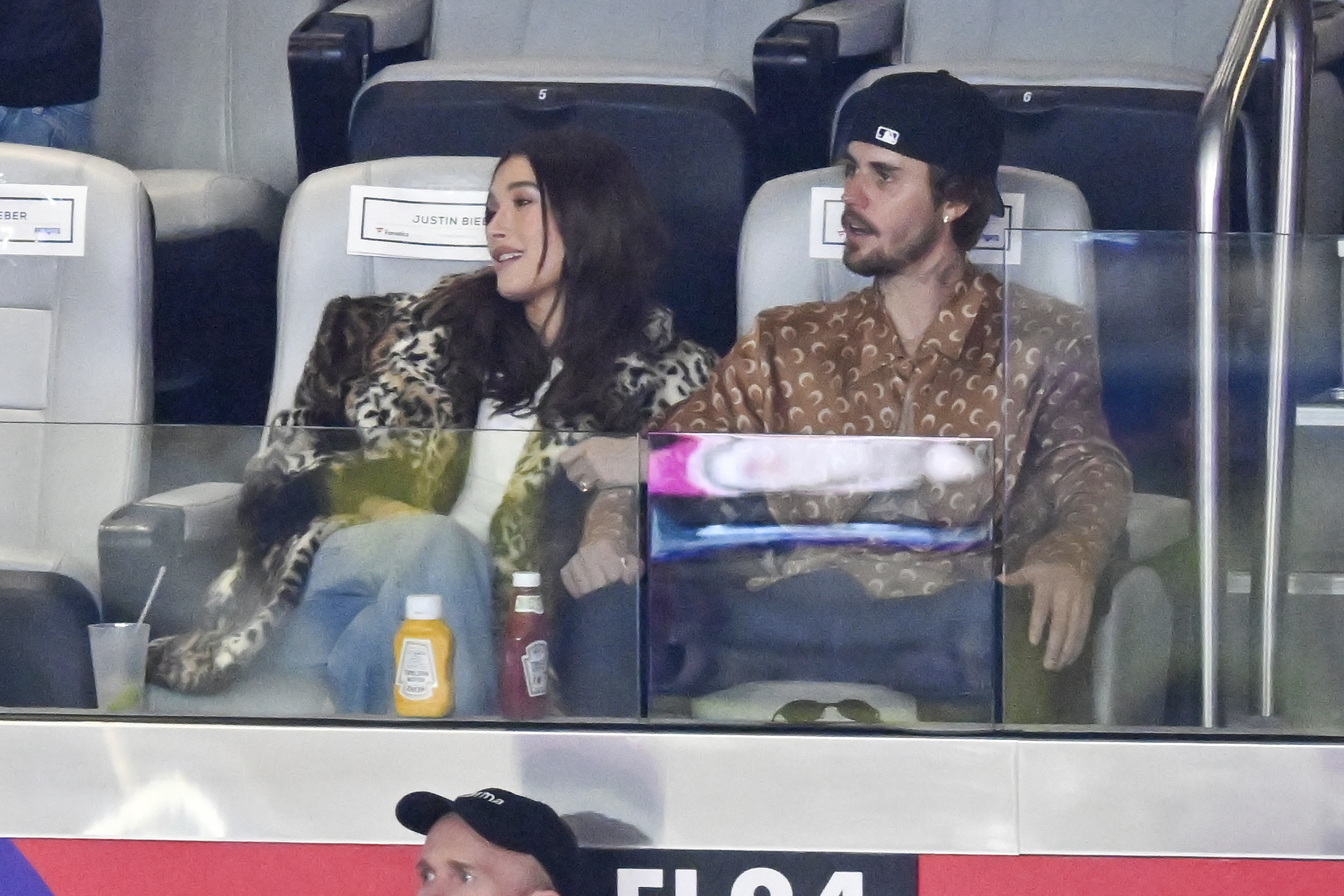 Hailey y Justin Bieber en el partido de fútbol americano del Super Bowl 58 de la NFL.