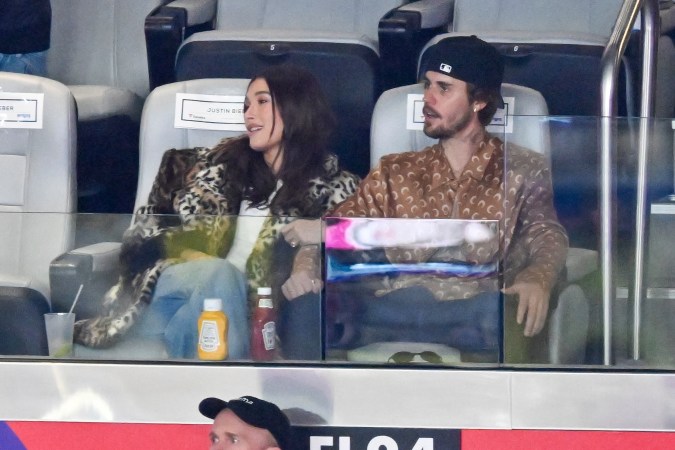 Hailey y Justin Bieber en el partido de fútbol americano del Super Bowl 58 de la NFL.