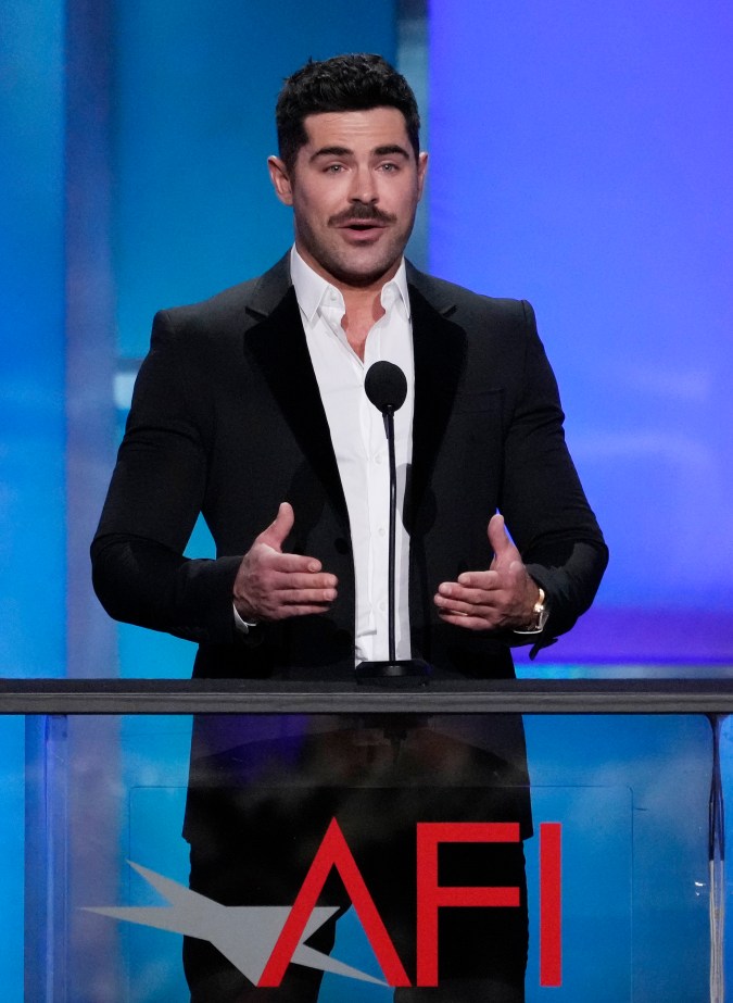 Zac Efron luce irreconocible en su regreso a Hollywood.