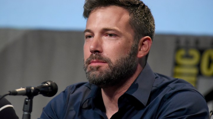 Ben Affleck luce un rostro más rejuvenecido.