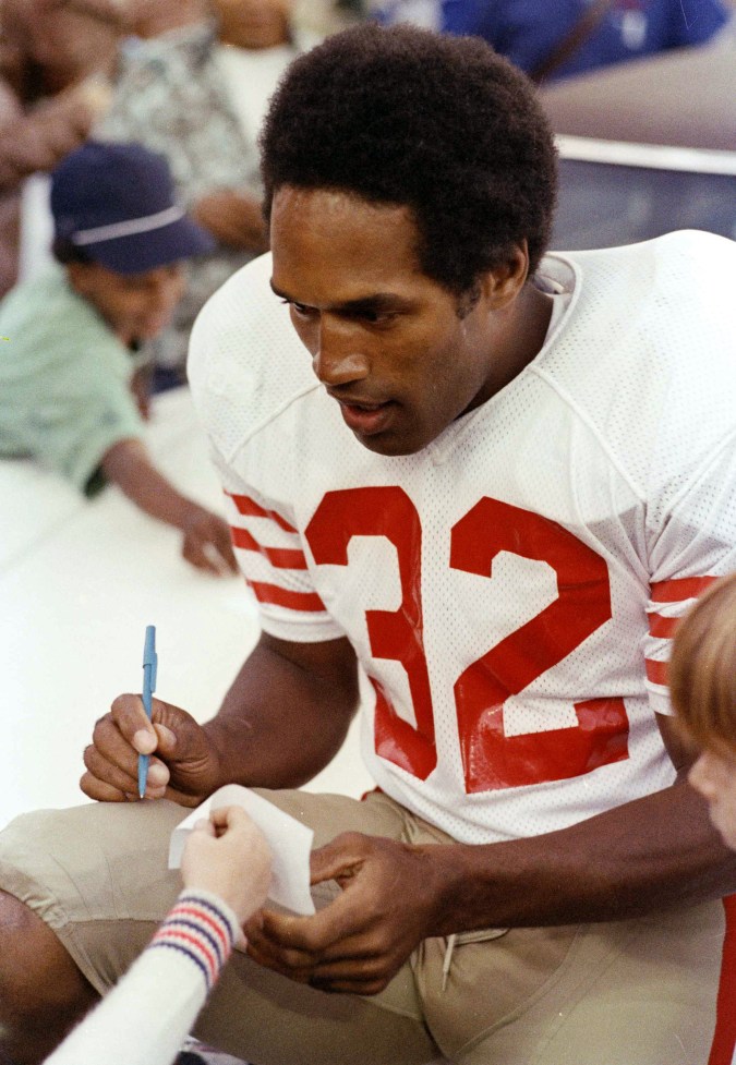 O.J. Simpson, corredor de los 49ers de San Francisco, firmando autógrafos para jóvenes fanáticos en agosto de 1978.