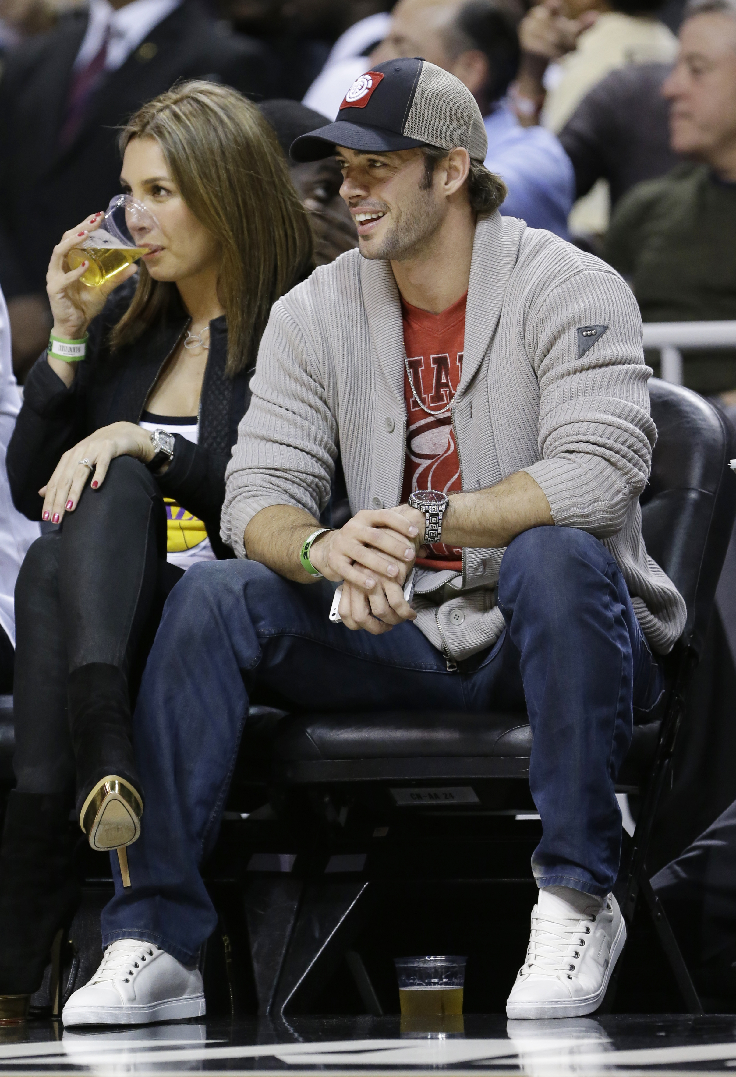 William Levy y Elizabeth Gutiérrez en un partido de baloncesto de la NBA en febrero de 2013 en Miami.