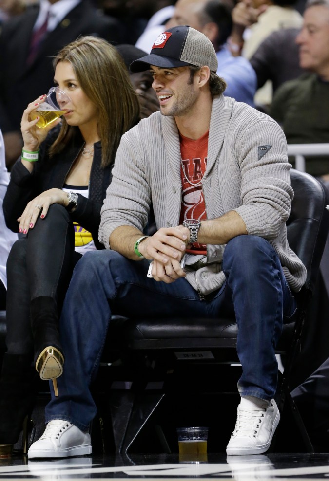 William Levy y Elizabeth Gutiérrez en un partido de baloncesto de la NBA en febrero de 2013 en Miami.
