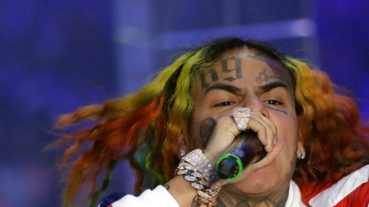 ARCHIVO- En esta fotografía de archivo del 21 de septiembre de 2018, el rapero Daniel Hernández, conocido como Tekashi 6ix9ine actúa durante la colección femenina Primavera-Verano 2019 de Philipp Plein, presentada durante la Semana de la Moda en Milán, Italia.
