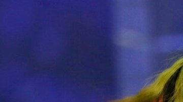 ARCHIVO- En esta fotografía de archivo del 21 de septiembre de 2018, el rapero Daniel Hernández, conocido como Tekashi 6ix9ine actúa durante la colección femenina Primavera-Verano 2019 de Philipp Plein, presentada durante la Semana de la Moda en Milán, Italia.