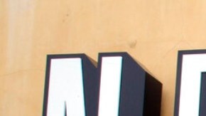 ARCHIVO - En esta fotografía de archivo del 22 de abril de 2011, se muestra el logotipo de Netflix en la sede de Los Gatos, California. Netflix