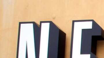 ARCHIVO - En esta fotografía de archivo del 22 de abril de 2011, se muestra el logotipo de Netflix en la sede de Los Gatos, California. Netflix