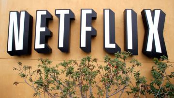 ARCHIVO - En esta fotografía de archivo del 22 de abril de 2011, se muestra el logotipo de Netflix en la sede de Los Gatos, California. Netflix