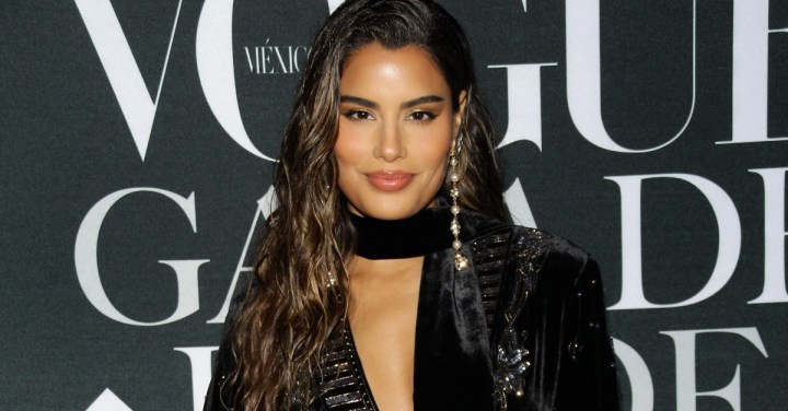 Ariadna Gutiérrez desfila por la alfombra roja de la gala de Día de Muertos organizada por la revista Vogue/México, 28 de octubre 2021.