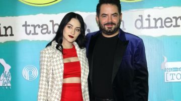 José Eduardo Derbez y su novia en la alfombra roja de la premier de la película "El Roomie"/México, 16 de enero 2024.