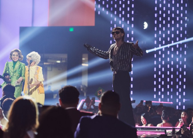 Peso Pluma recibiendo el premio a Mejor Colaboración Regional Mexicano en los Latin American Music Awards 2024.