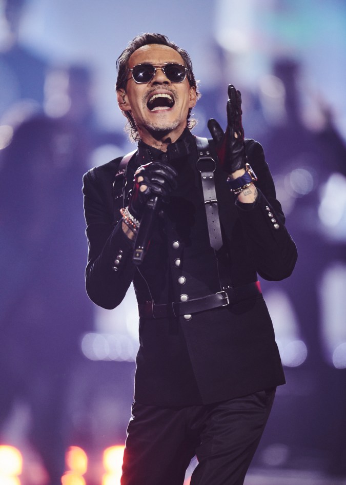 Marc Anthony durante su presentación musical en los Latin American Music Awards 2024.