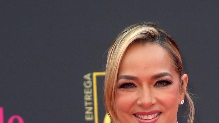 Adamari López revivió la imagen de Edith González con un look ochentero.