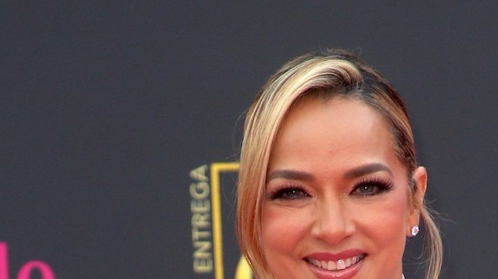 Adamari López revivió la imagen de Edith González con un look ochentero.