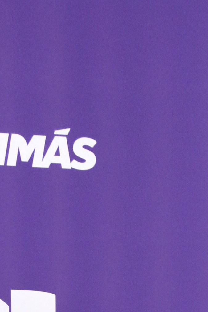 Becky G posando en la alfombra roja de los Latin AMAs 2024.