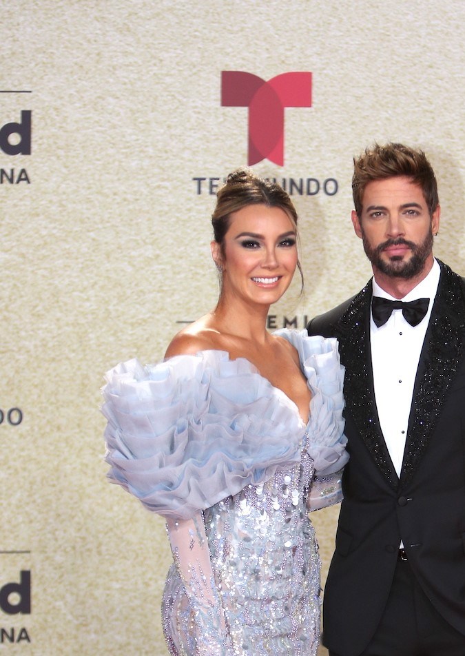 Elizabeth Gutiérrez junto a William Levy en los Premios Billboard en septiembre de 2021.