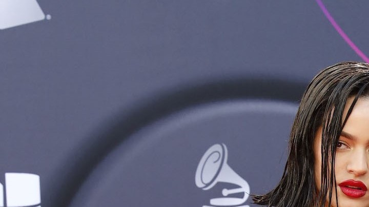 Rauw Alejandro y Rosalía rompieron su relación sentimental en 2023 tras pasar tres años juntos.