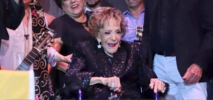 Silvia Pinal es homenajeada por sus 75 años de carrera artística.