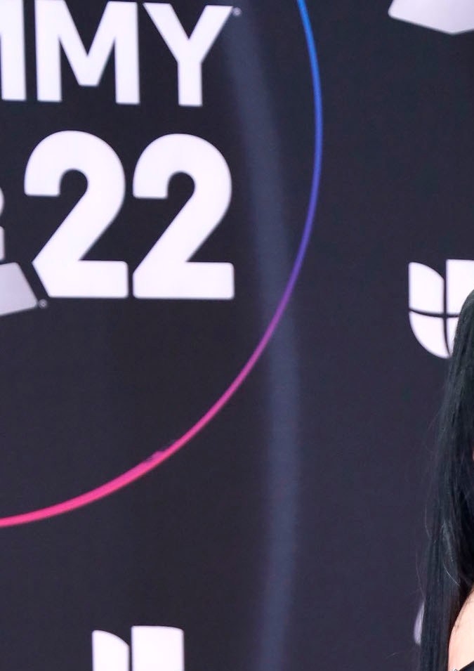 Christian Nodal y su novia Cazzu en la alfombra roja de la 23 entrega de Premios Latin Grammy 2022.