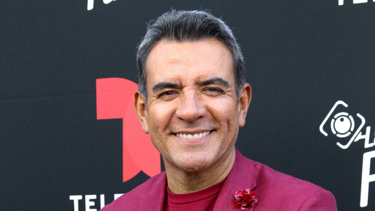 Héctor Sandarti tendrá su propio show en TelevisaUnivision tras su ...