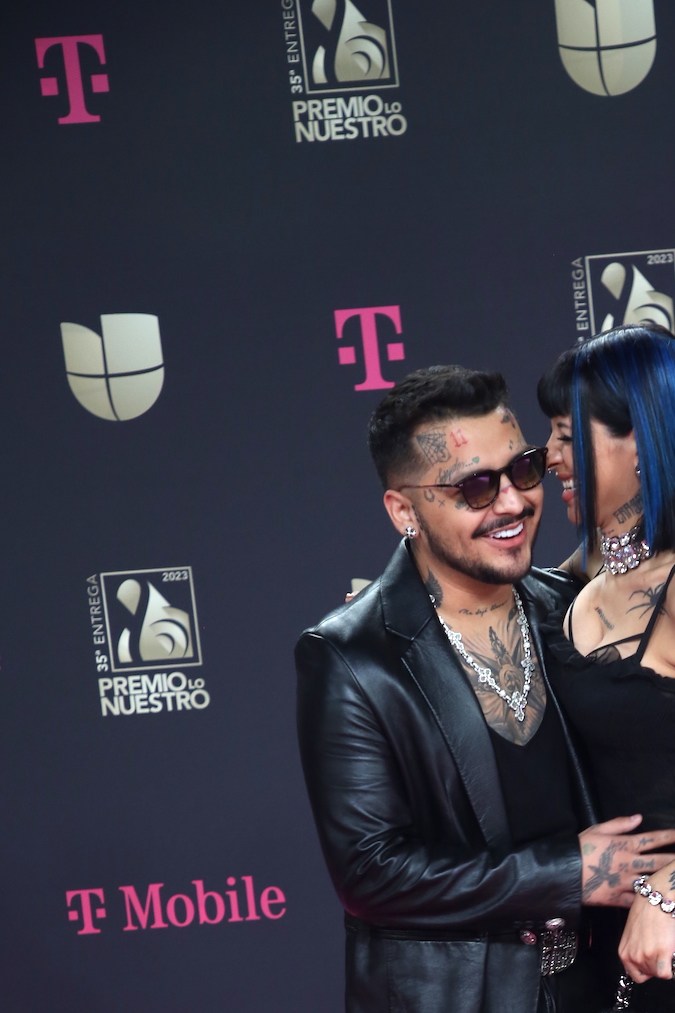 Christian Nodal y Cazzu en la alfombra magenta de la 35 edición de Premio Lo Nuestro/Miami, 23 de febrero 2023.