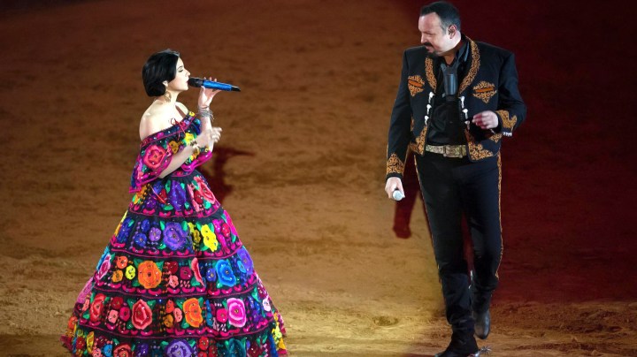 Ángela Aguilar y Pepe Aguilar en 'Jaripeo Sin Fronteras' 2023.