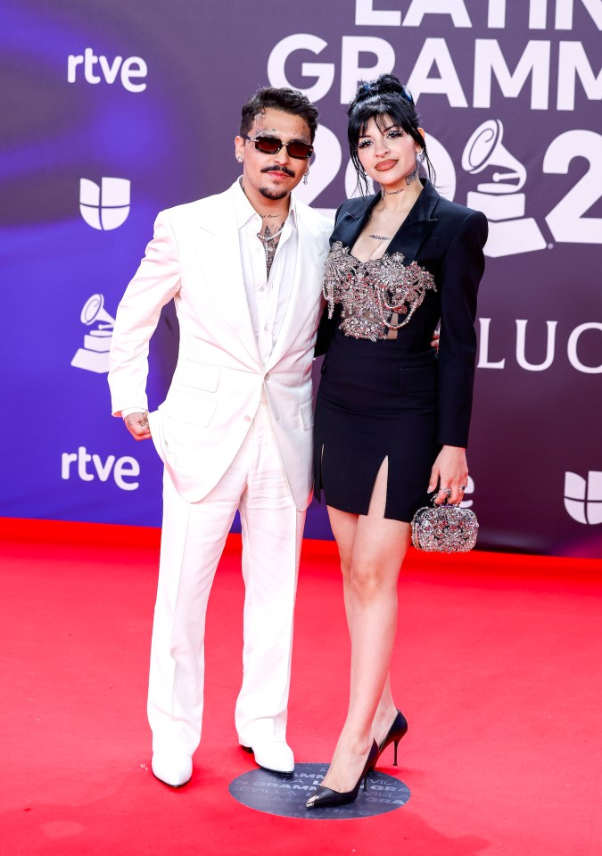 Christian Nodal y Cazzu durante su paso por la alfombra roja de los Latin Grammy 2023.