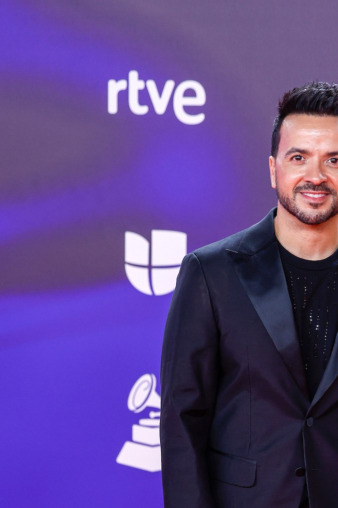 Luis Fonsi y Agueda López en la alfombra de la entrega 24 de los Latin Grammy 2023.