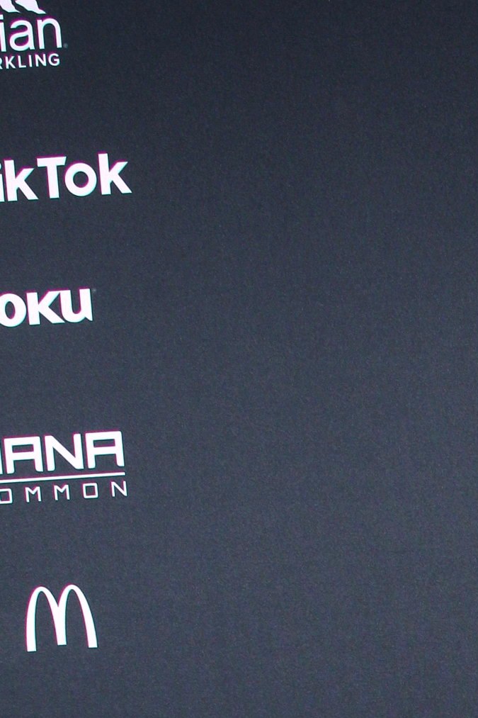 Alex Hoyer en la alfombra roja del evento de la revista GQ.