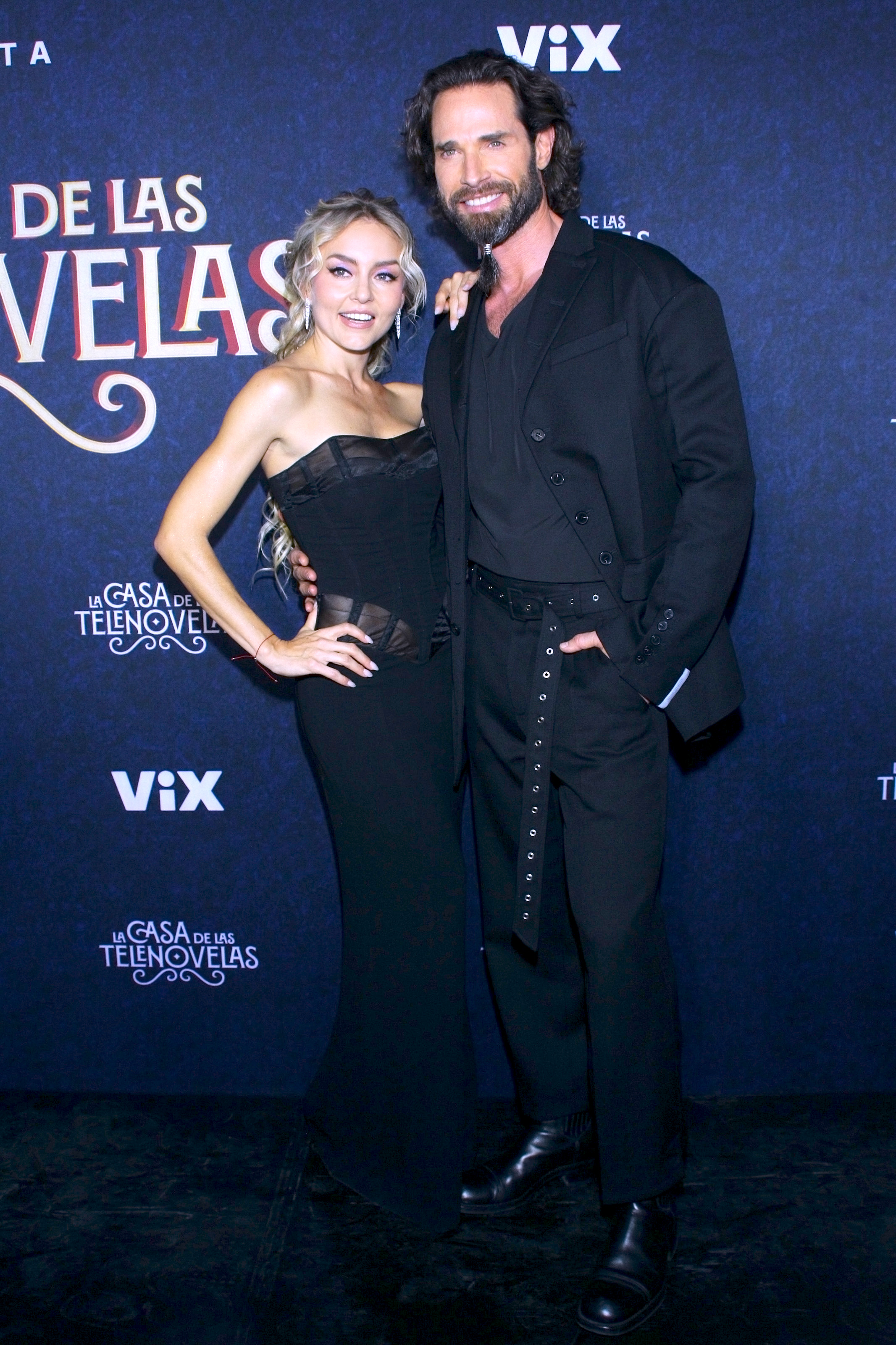 Angelique Boyer y Sebastián Rulli asisten a la alfombra del preestreno de 'El Extraño Retorno de Diana Salazar'.