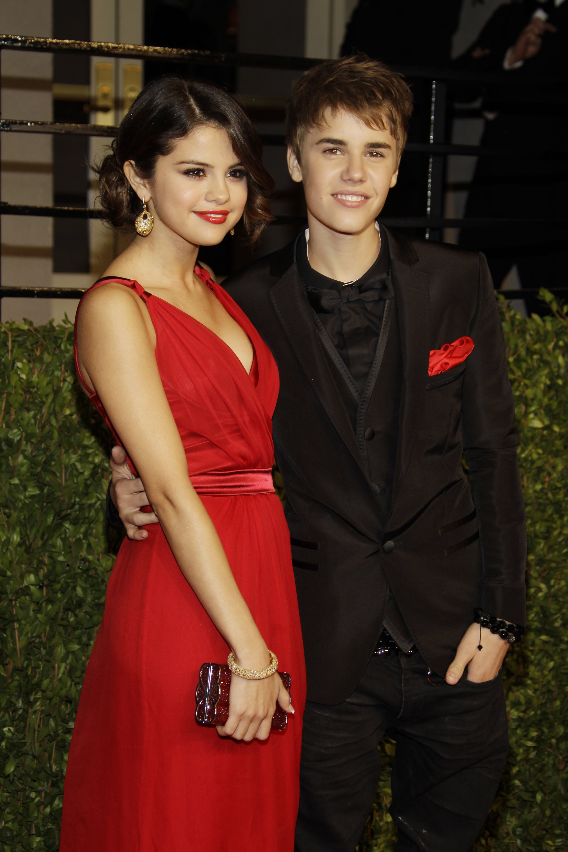 Selena Gomez y Justin Bieber en la fiesta de los Oscar de Vanity Fair en Los Ángeles, California. Febrero de 2011.