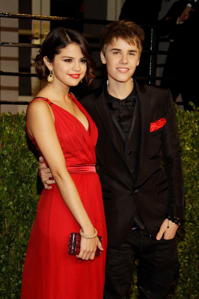 Selena Gomez y Justin Bieber en la fiesta de los Oscar de Vanity Fair en Los Ángeles, California. Febrero de 2011.