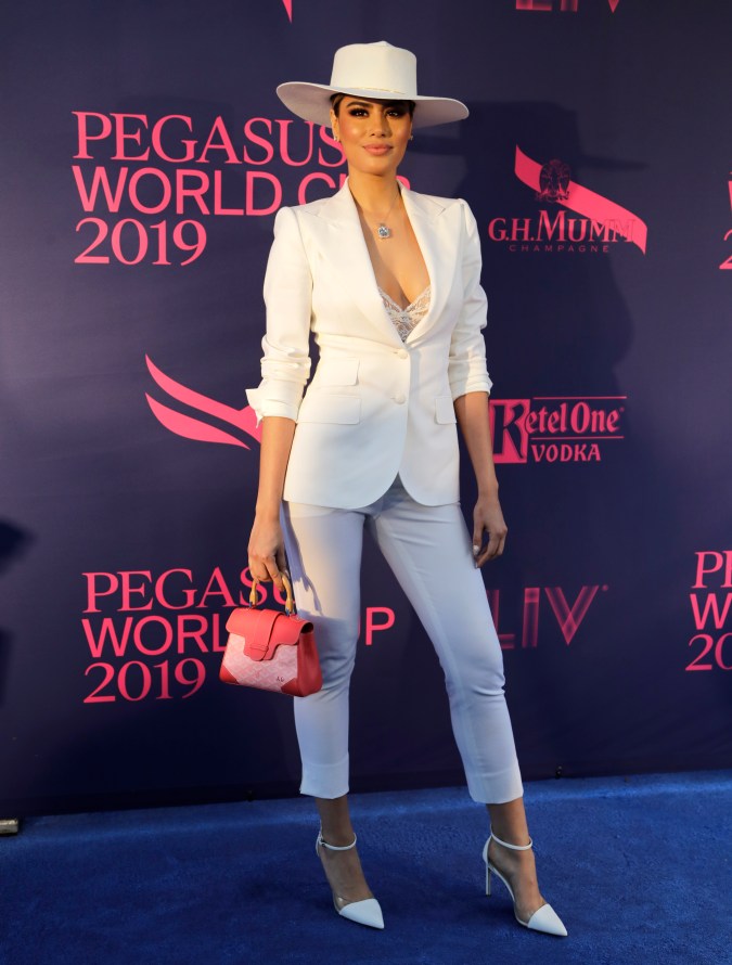 Ariadna Gutiérrez posa sobre la alfombra azul en la carrera de caballos por invitación de la Copa Mundial Pegasus, el sábado 26 de enero de 2019.