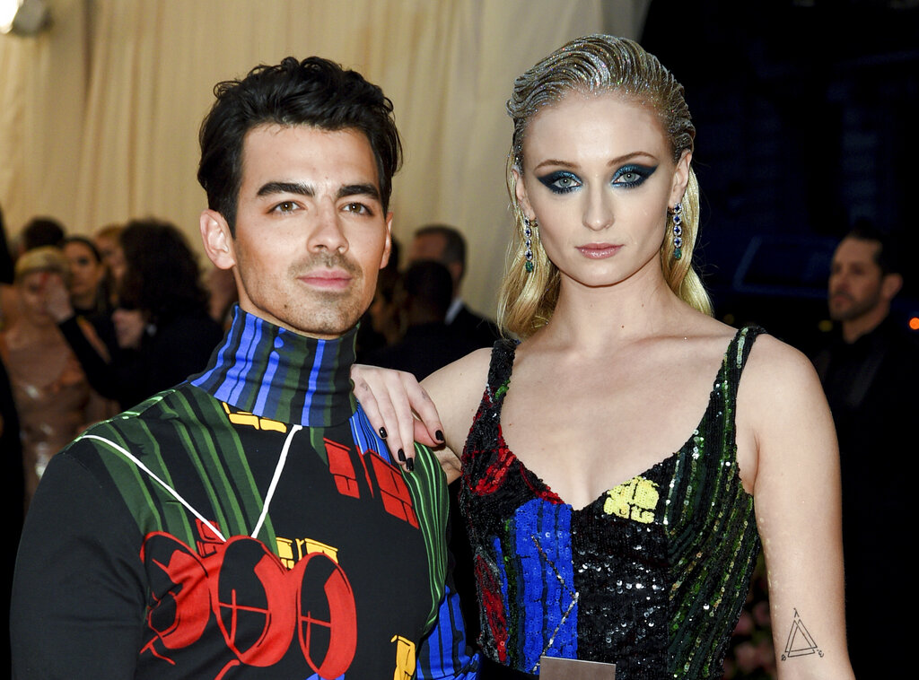 Joe Jonas y Sophie Turner en la gala benéfica del Costume Institute del Museo Metropolitano de Arte que celebró la inauguración de la exposición "Camp: Notes on Fashion" el lunes 6 de mayo de 2019 en Nueva York.