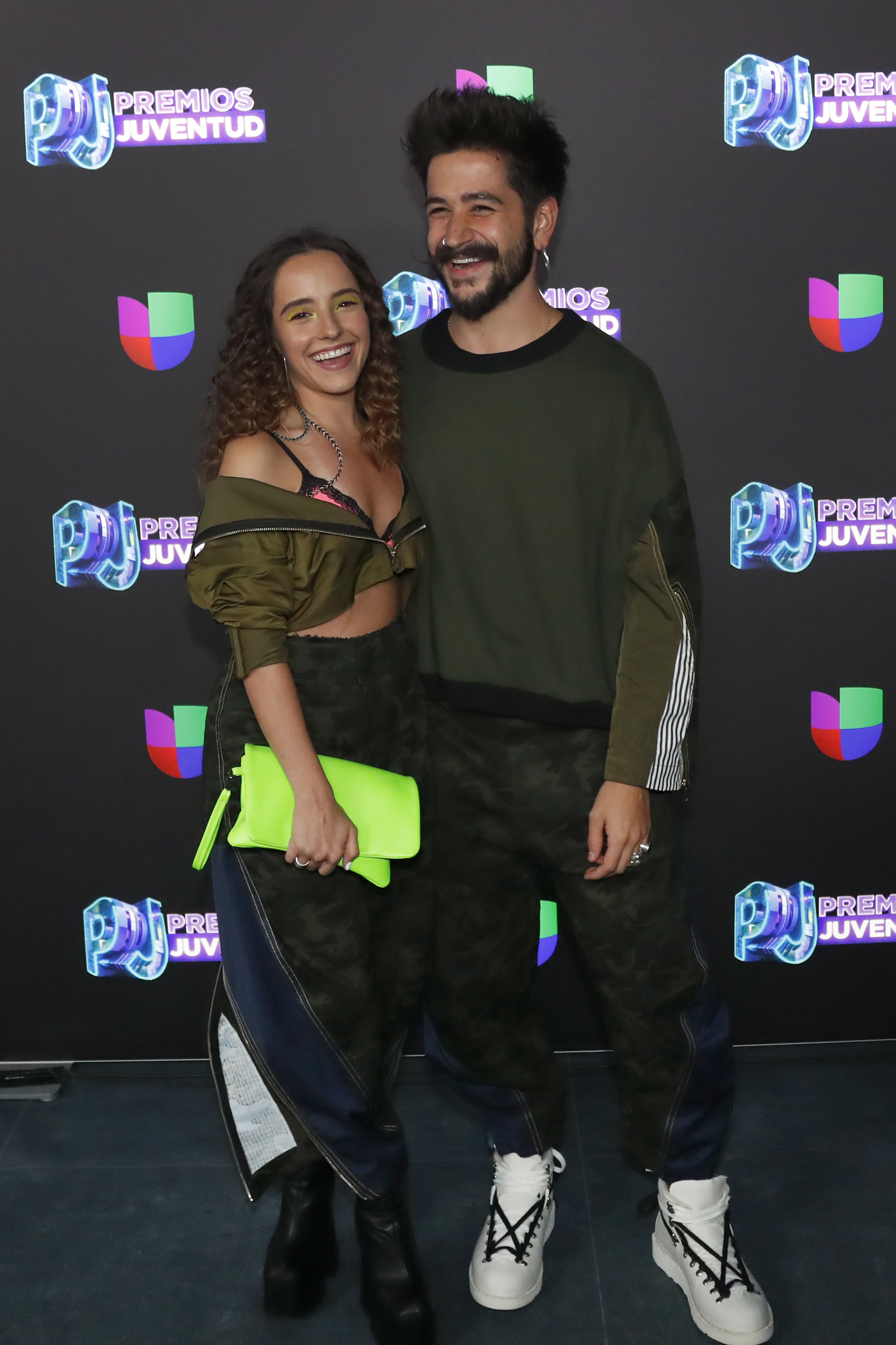 Evaluna Montaner y Camilo en la alfombra roja antes del inicio de los Premios Juventud 2019.