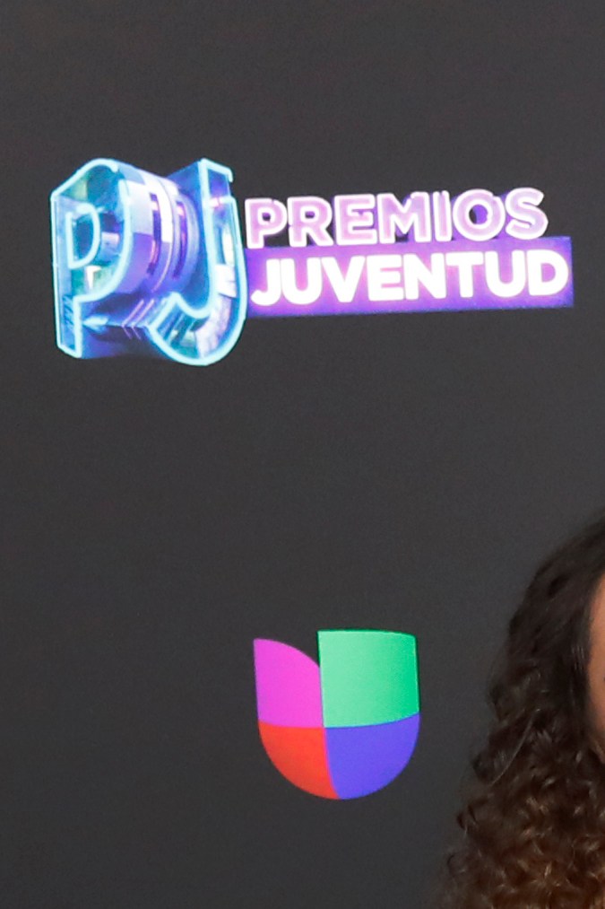 Evaluna Montaner y Camilo en la alfombra roja antes del inicio de los Premios Juventud 2019.