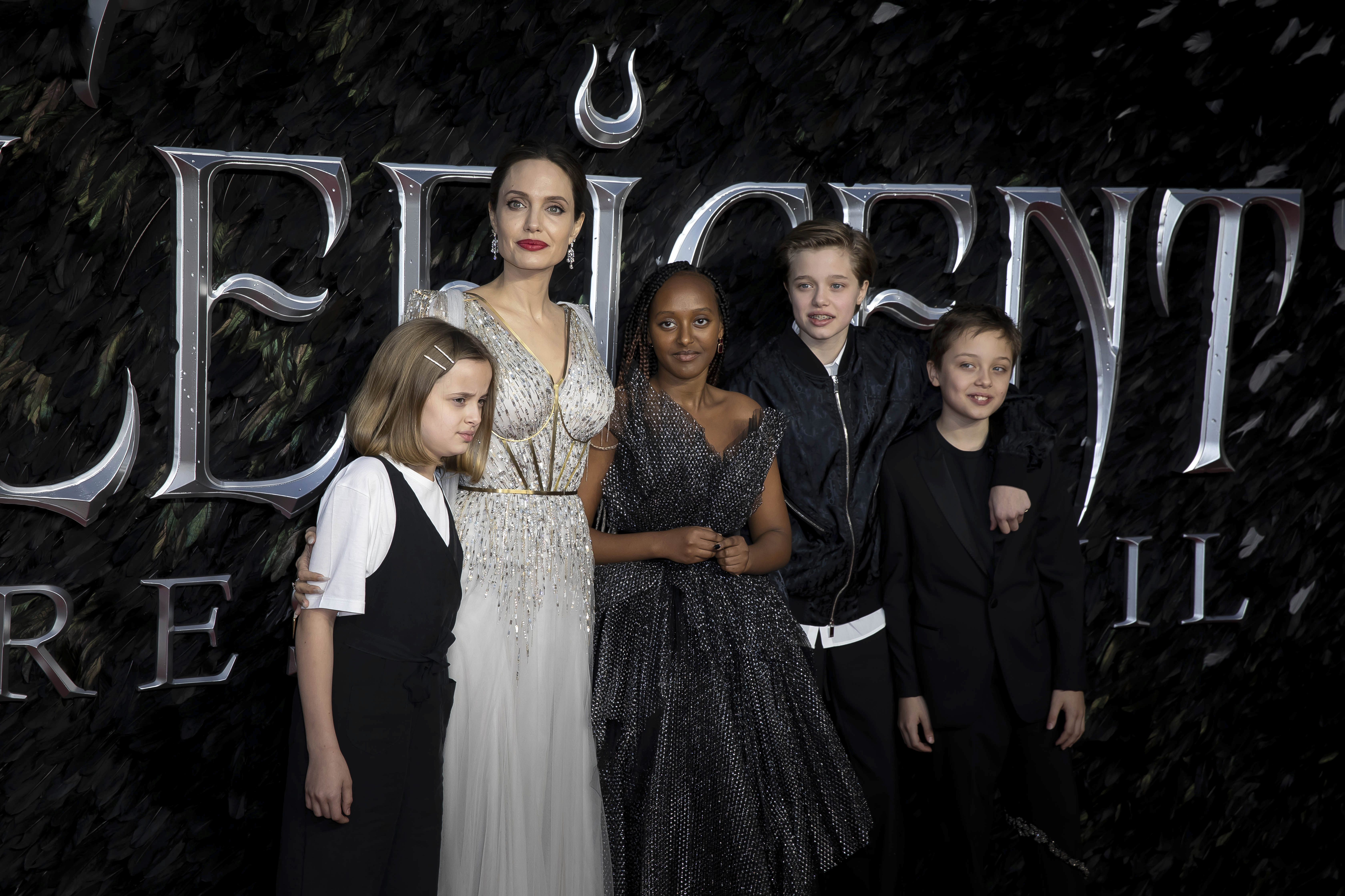 Angelina Jolie y sus hijos: Vivienne Jolie-Pitt, Zahara Jolie-Pitt, Shiloh Jolie-Pitt y Knox Leon Jolie-Pitt, en su llegada al estreno de la película ‘Maleficent Mistress of Evil’ en el centro Londres el miércoles 9 de octubre de 2019.