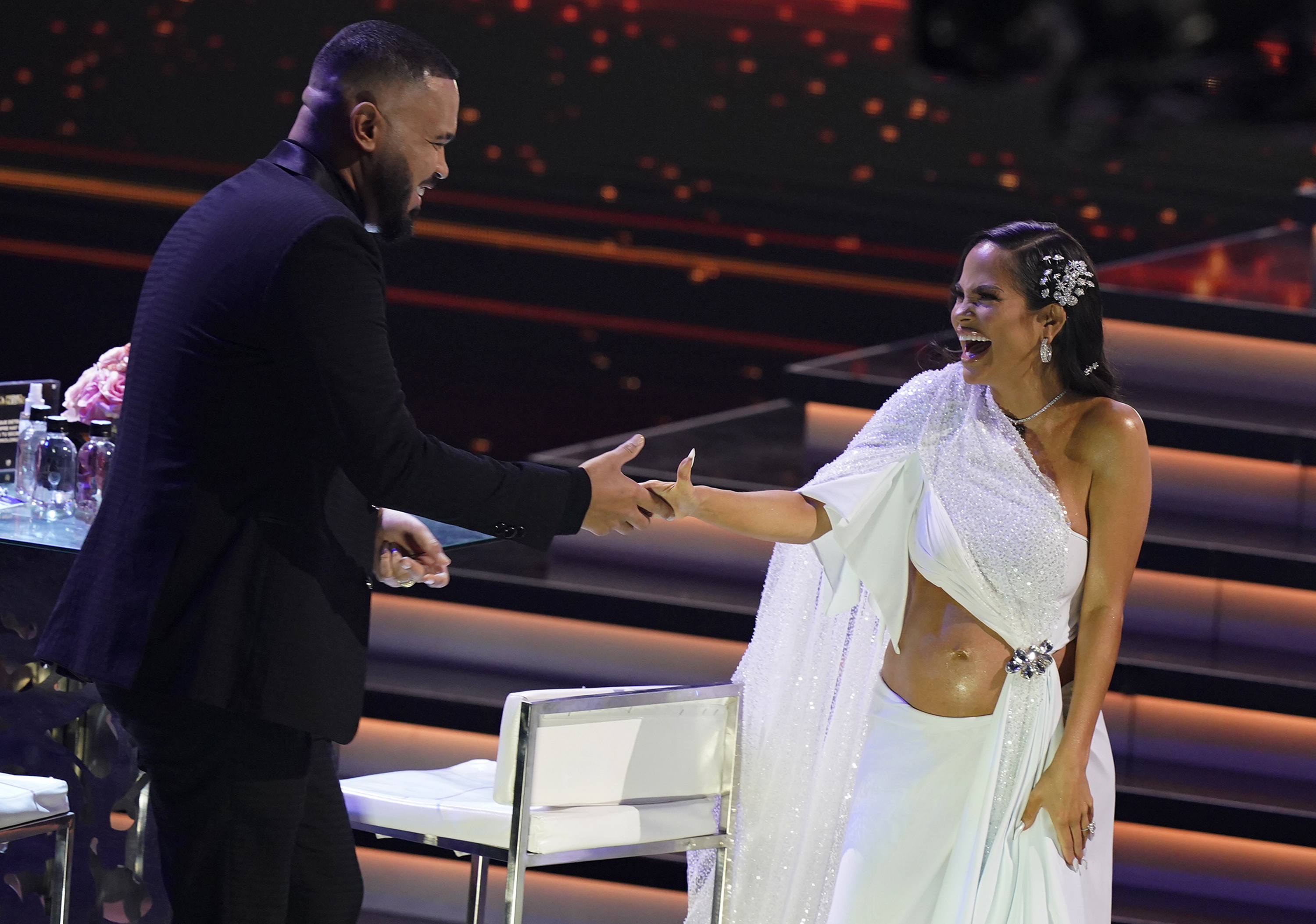 Raphy Pina y su pareja Natti Natasha en los Premios Lo Nuestro 2021.