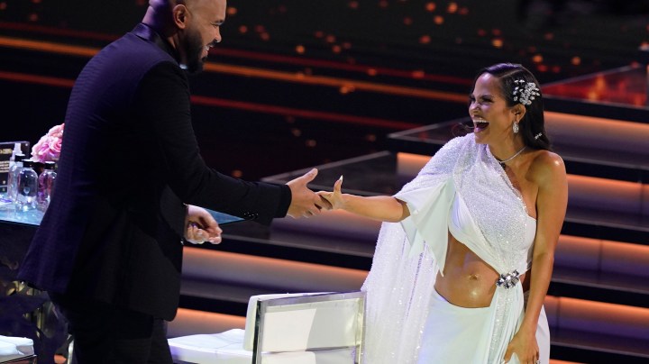Raphy Pina y su pareja Natti Natasha en los Premios Lo Nuestro 2021.