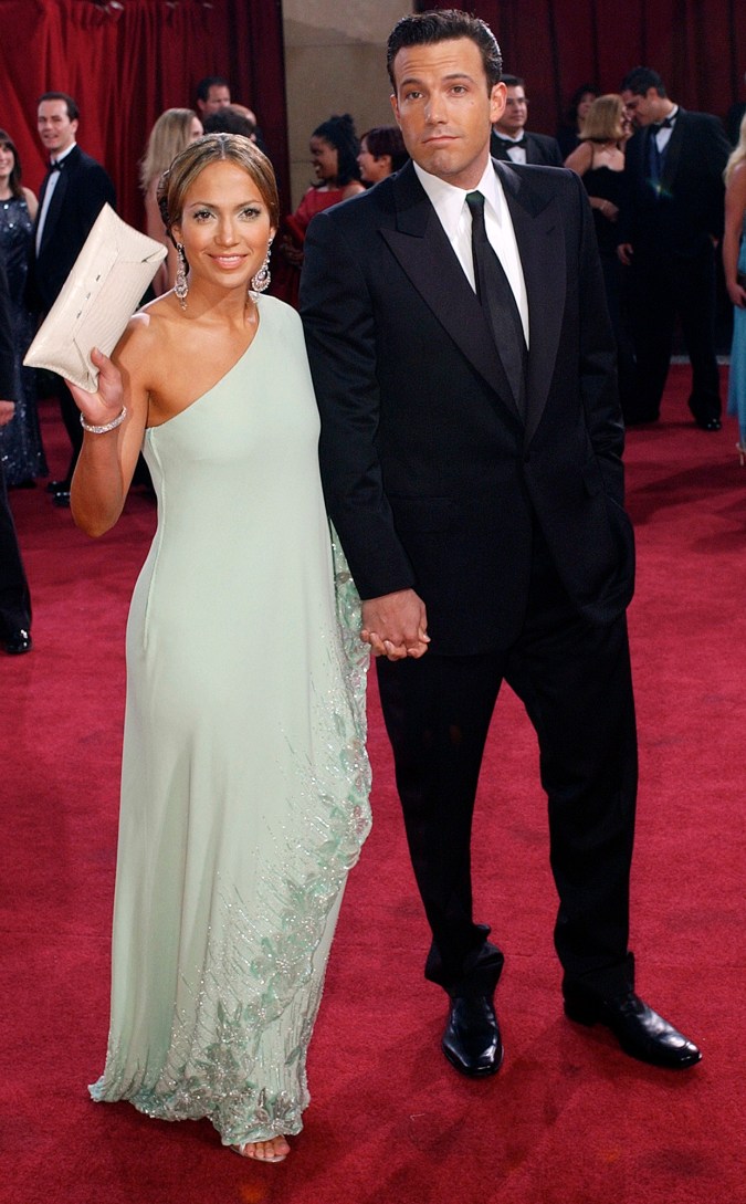Jennifer López y su prometido Ben Affleck llegan a la 75ª edición anual de los Premios de la Academia en Los Ángeles el 23 de marzo de 2003.