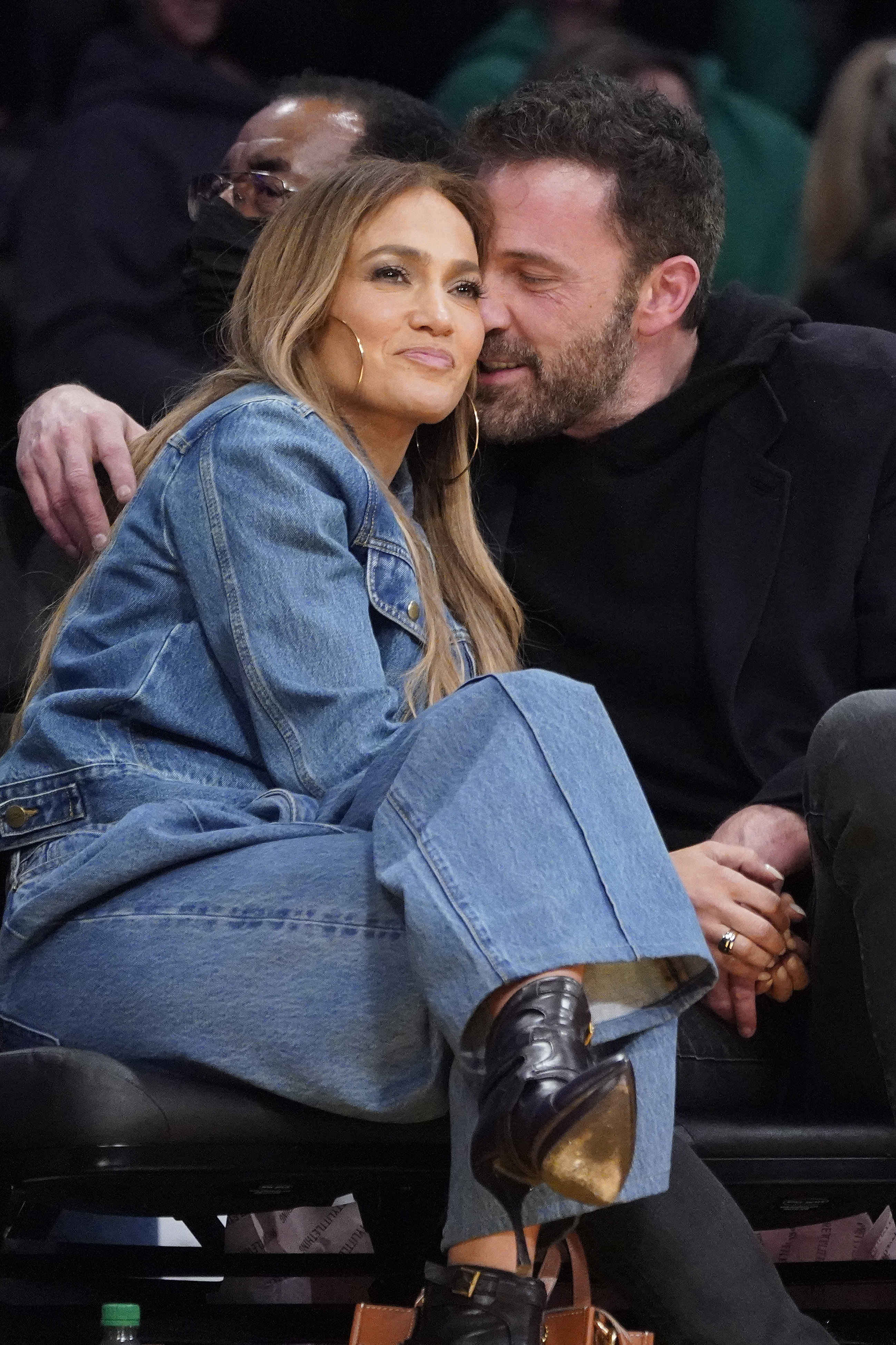 Jennifer López y Ben Affleck en un partido de baloncesto de la NBA entre Los Ángeles Lakers y los Boston Celtics el 7 de diciembre de 2021 en Los Ángeles.