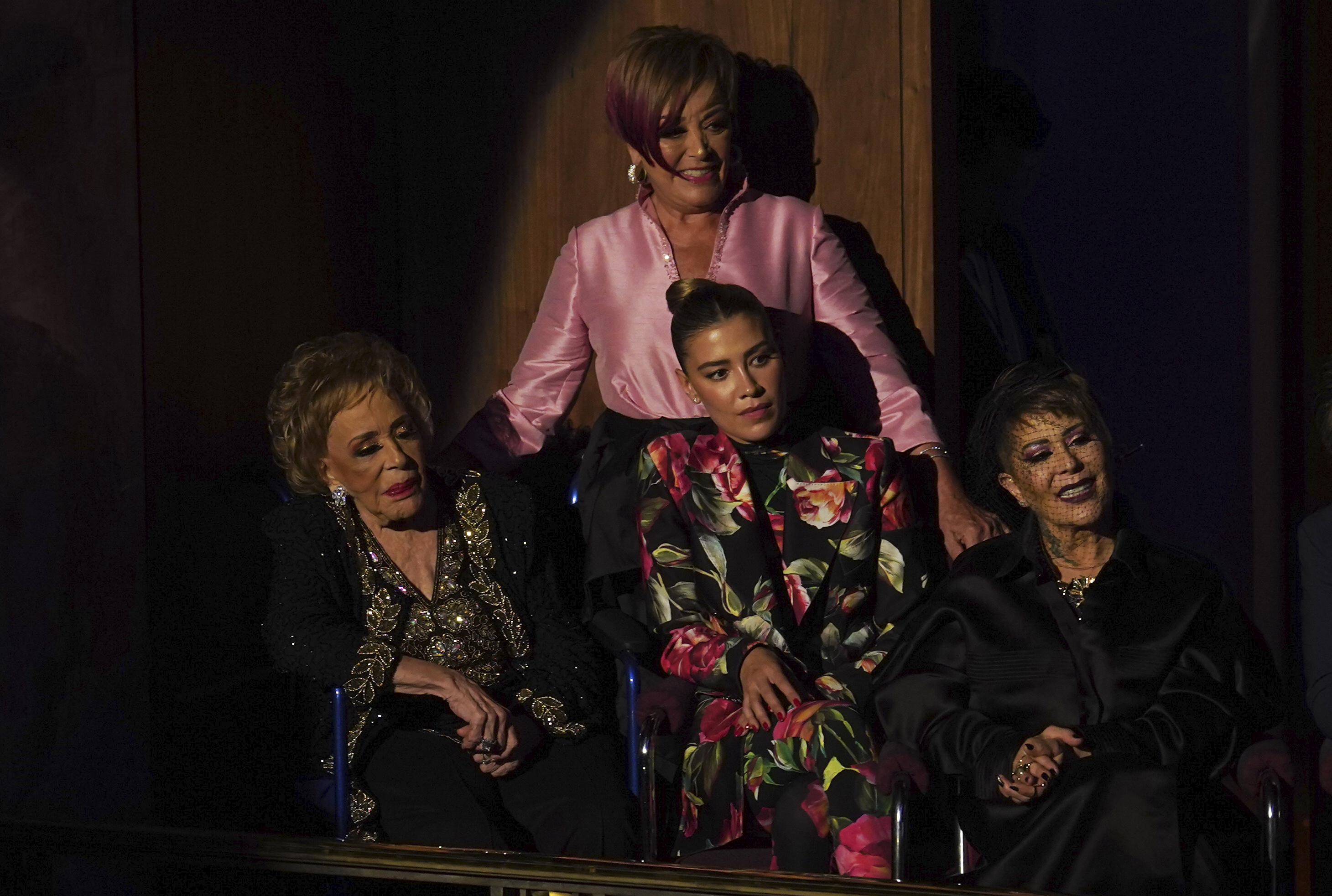 Sylvia Pasquel, Michelle Salas y Alejandra Guzmán junto a Silvia Pinal en un homenaje a la carrera de la primera actriz.