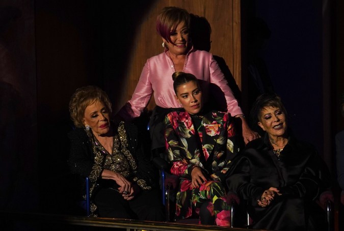 Sylvia Pasquel, Michelle Salas y Alejandra Guzmán junto a Silvia Pinal en un homenaje a la carrera de la primera actriz.