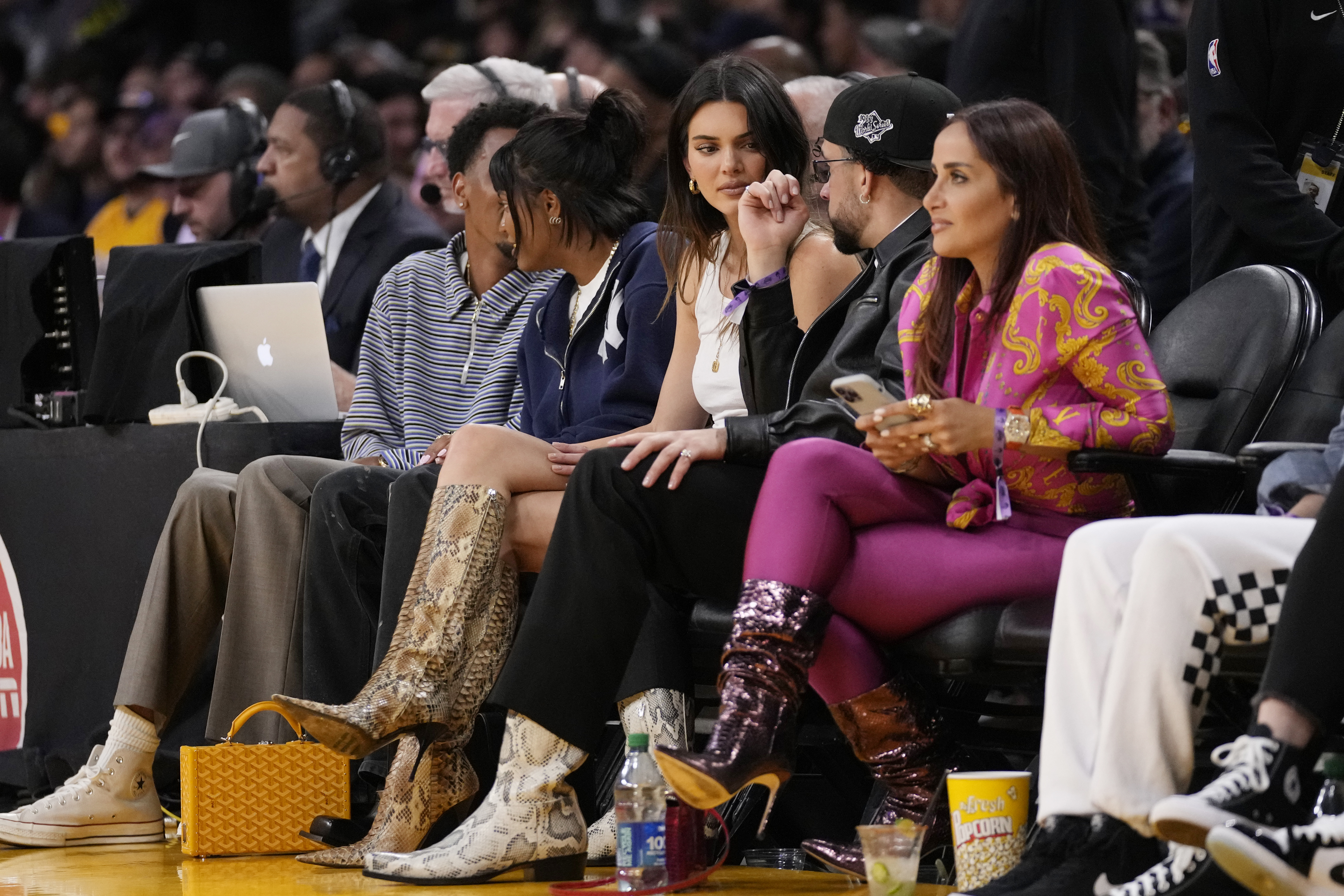 Kendall Jenner junto a Bad Bunny durante un juego de la NBA entre Los Angeles Lakers y Golden State Warriors. Mayo de 2023.