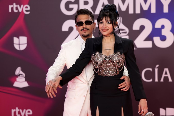 Christian Nodal y Cazzu durante su paso por la alfombra roja de los Latin Grammy 2023.