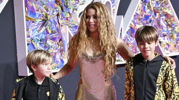 Shakira y sus hijos, Sasha y Milan, en los MTV VMAs 2023.