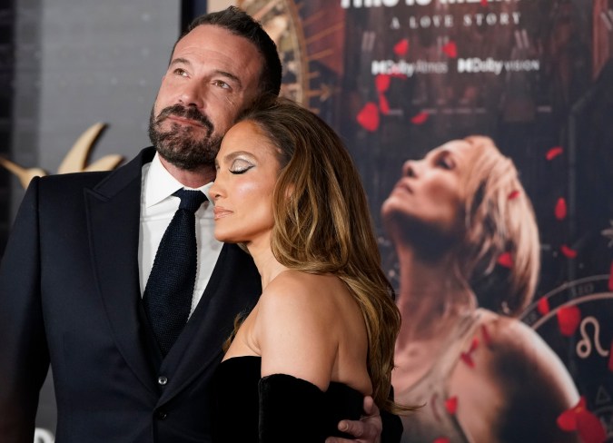 Ben Affleck y Jennifer López enfrentan rumores de separación.