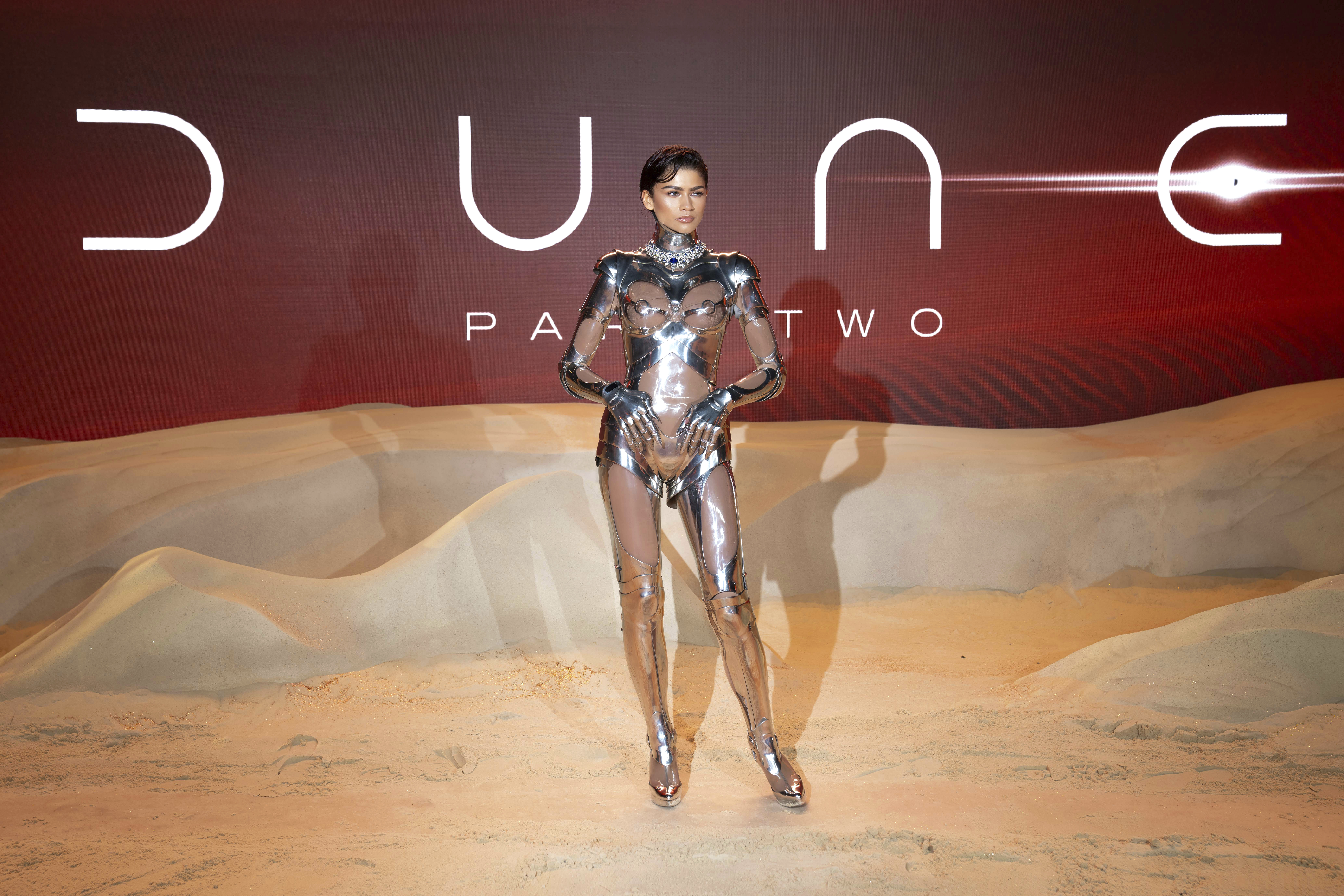 Zendaya posa para los fotógrafos a su llegada al estreno mundial de la película 'Dune: Part Two' con un traje de la marca de Mugler.