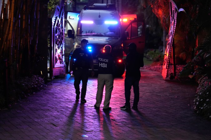 Agentes federales en la entrada de una propiedad perteneciente al rapero Sean "Diddy" Combs, el lunes 25 de marzo de 2024, en Star Island en Miami Beach, Florida. La Patria federal registró dos propiedades pertenecientes a Combs en Los Ángeles y Miami.
